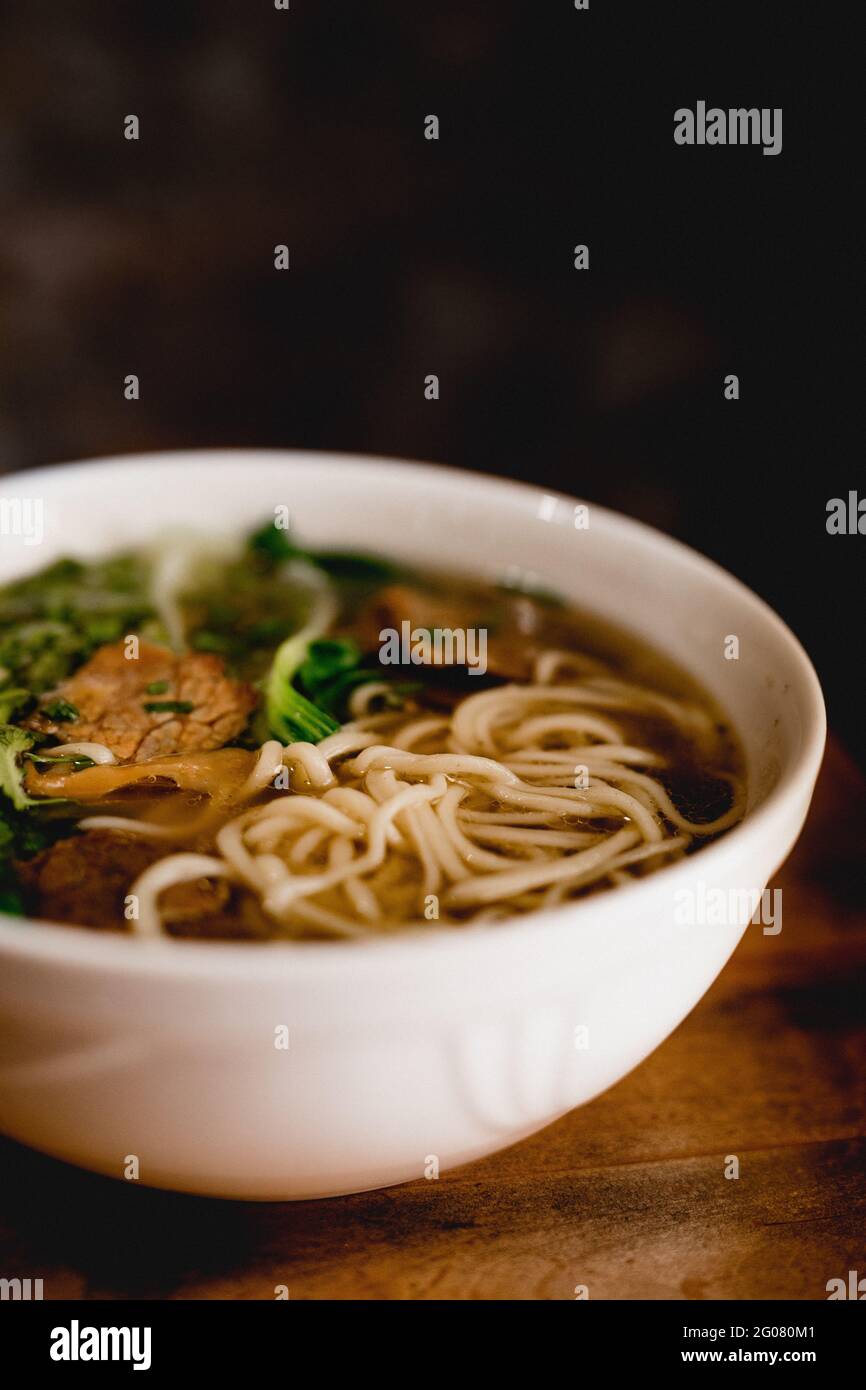 Von oben große weiße Keramikschüssel mit Rinderramen-Suppe Stockfoto