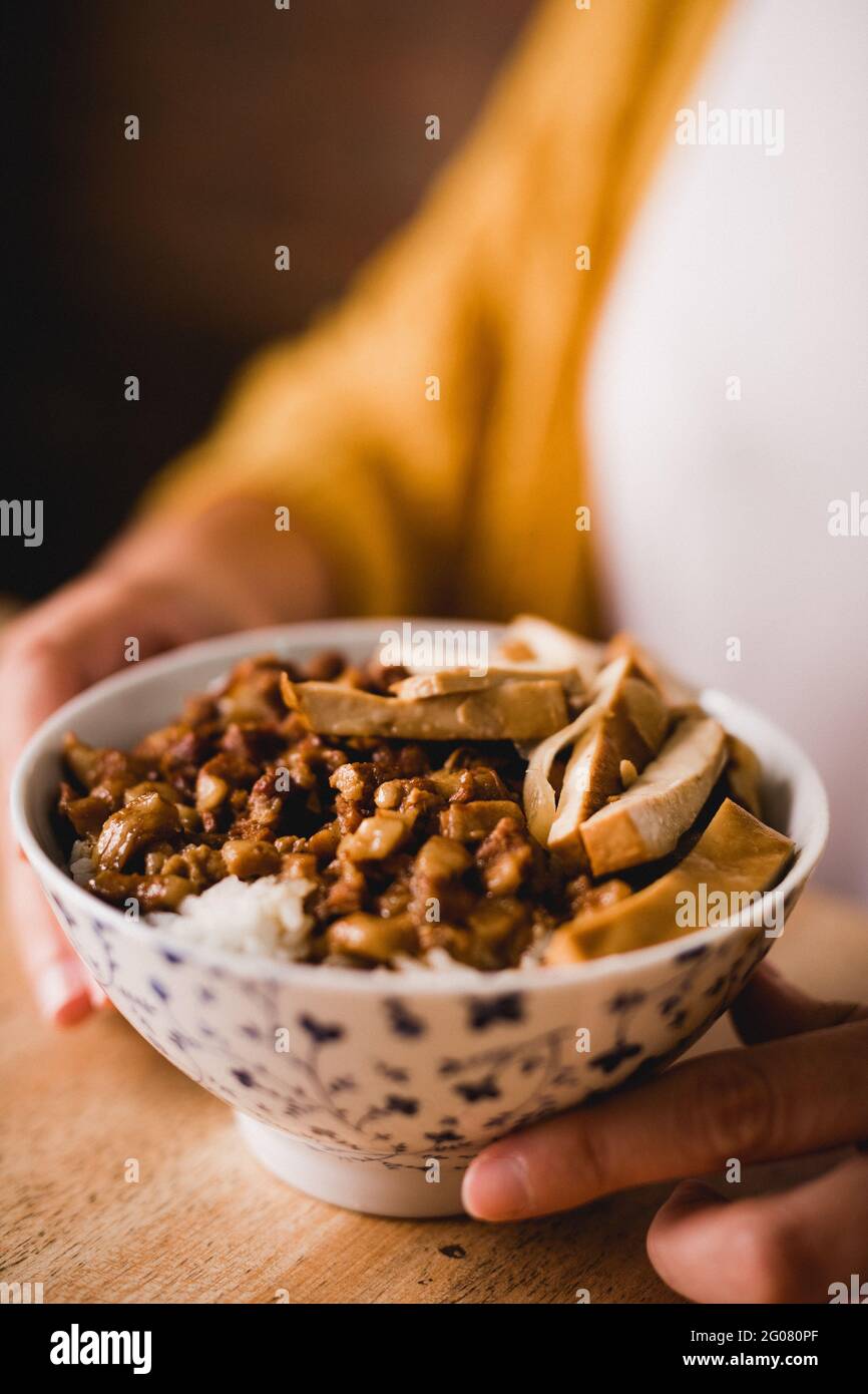 Keramikschale mit leckerer Lu Rou Fächerschale mit Tofu Auf dem Tisch im Café platziert Stockfoto