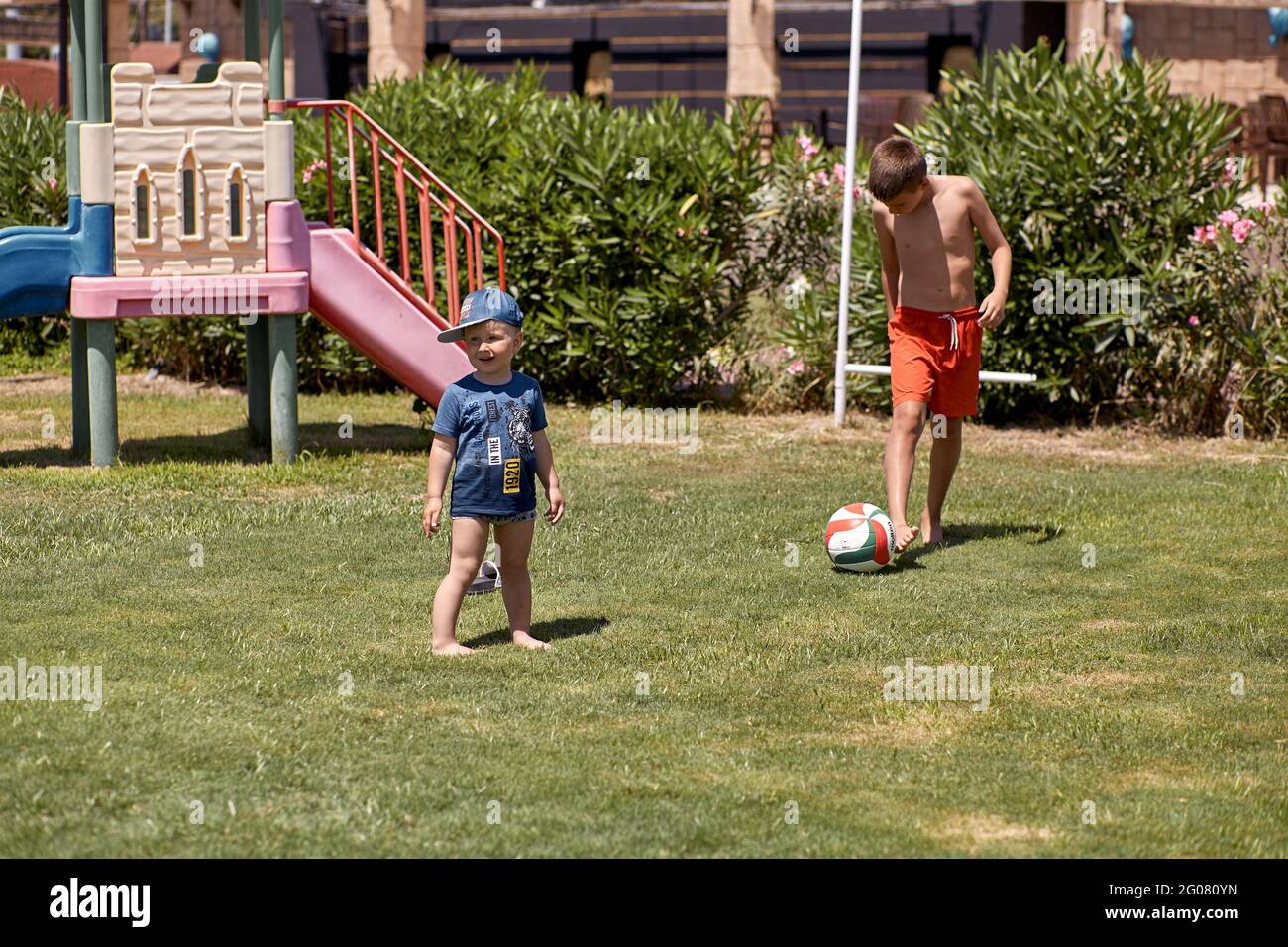 Kemer, Türkei - Mai, 21: Kleinkind und Teenager spielen bei sonnigem Wetter  auf grünem, frischem Rasen Fußball. Konzept von sozialer Distanz,  Sommerspaß und Urlaub. Hochwertige Fotos Stockfotografie - Alamy