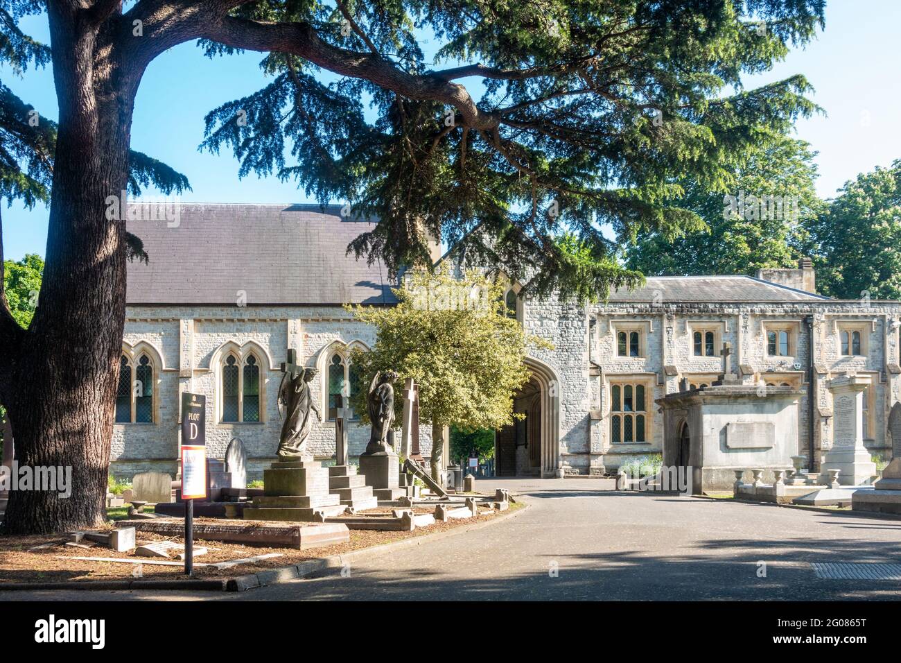 Grabsteine auf dem Hanwell Cemetery in London, Großbritannien, erinnern an diejenigen, die vor uns gelebt und gestorben sind. Stockfoto
