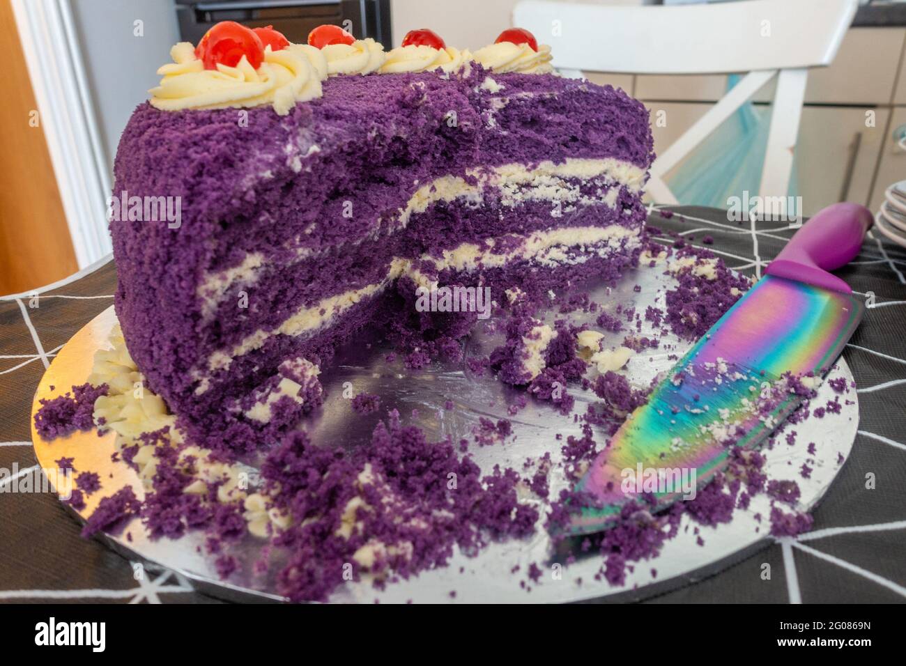 Ube Cake, ein traditioneller philippinischer Kuchen, der violett aus dem violetten Yam ist, einer der Hauptzutaten. Stockfoto