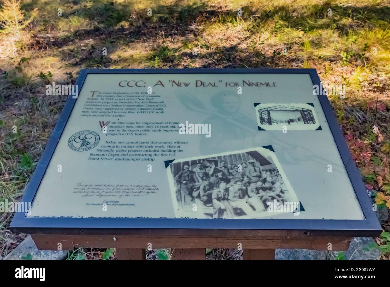 Deutungszeichen, das das Ninemile CCC Camp beschreibt und wie junge Männer geholfen haben, so viele Naturschutzprojekte zu schaffen, Ninemile Ranger Station, Lolo Nation Stockfoto