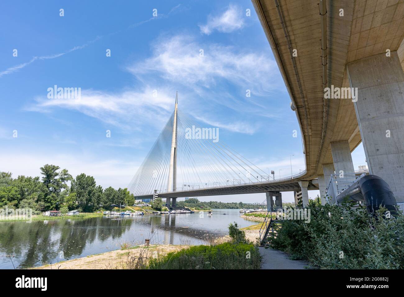 Neueste 'Most na Adi' - buchstäblich Brücke über Ada / Flussinsel in  Belgrad, Serbien; Brücke verbindet das europäische Festland mit dem Balkan  über den Fluss Stockfotografie - Alamy