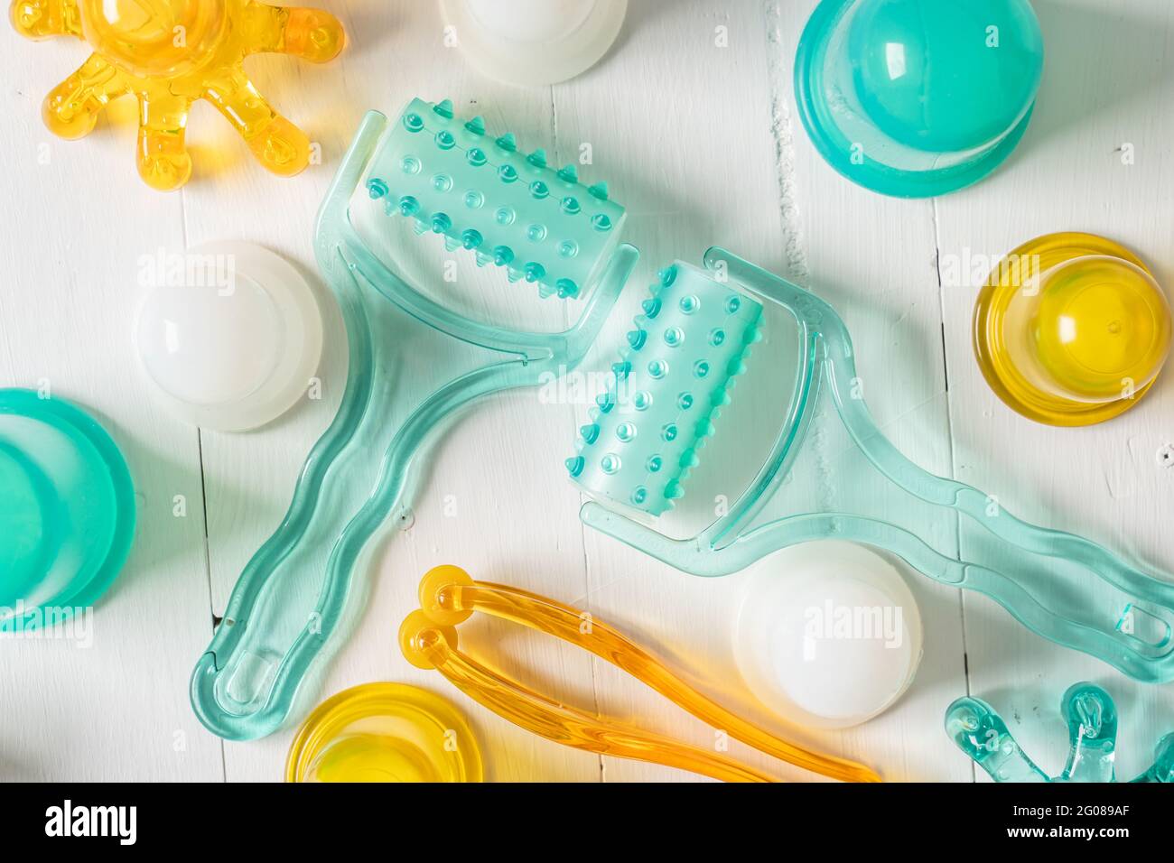 Draufsicht auf Kunststoff-Massage-Tools Rolle und Zubehör auf hellem Hintergrund Stockfoto