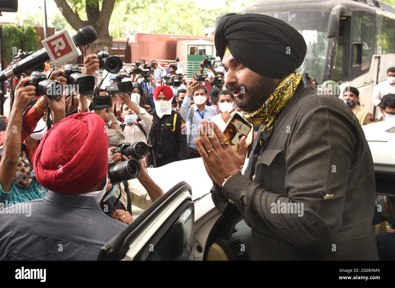 NEU DELHI, INDIEN - 1. JUNI: Kongressführer Navjot Singh Sidhu verlässt das Land nach einem Treffen mit einem Parteigremium in der Gurudwara Rakab Ganj Road am 1. Juni 2021 in Neu Delhi, Indien. Punjab Congress MLA Navjot Singh Sidhu, Der seit sechs Wochen in den sozialen Medien Angriffe gegen den Chefminister Capt Amarinder Singh verübt hat, blieb am Dienstag vor dem dreiköpfigen Komitee, das vom Kongresspräsidenten Sonia Gandhi eingesetzt wurde, um den Fraktionalismus im Punjab-Kongress zu lösen (Foto: Arvind Yadav/Hindustan Times/Sipa USA) Stockfoto