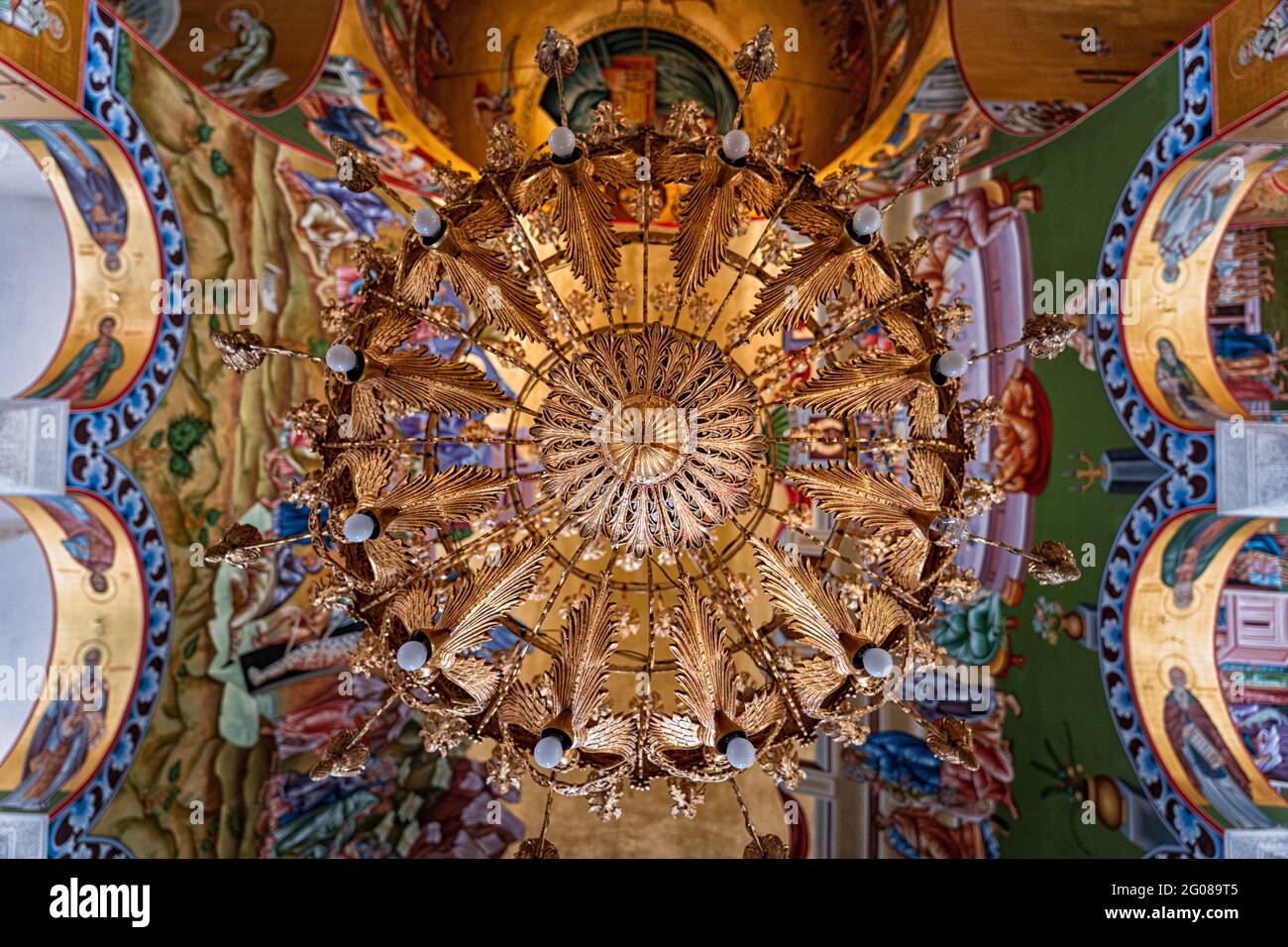 Direkt unter einem goldenen Kronleuchter im Kloster Agios Gerasimos Stockfoto