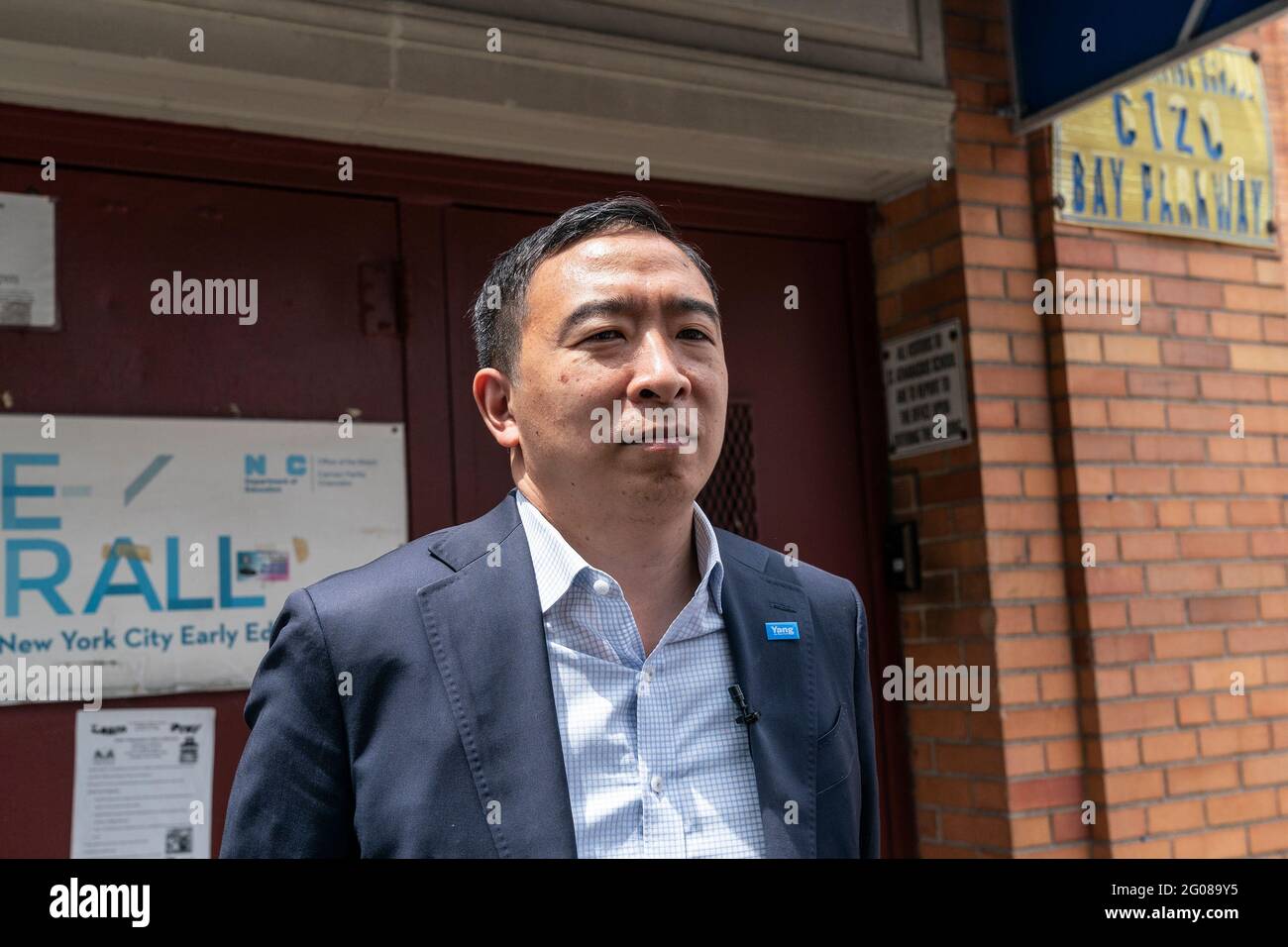 New York, Usa. Juni 2021. Bürgermeisterkandidat Andrew Yang spricht nach dem Besuch der Katholischen Akademie der Heiligen Athanasius in Brooklyn an die Medien. Monsignore David Cassato führte die Tour und zeigte Herrn Yang die Stelle, wo ein Kruzifix zerstört und eine amerikanische Flagge verbrannt wurde. Herr Yang wurde von dem stadtratsmitglied Kalman Yeger und Mons. Jamie Gigantielo begleitet. (Foto von Lev Radin/Pacific Press) Quelle: Pacific Press Media Production Corp./Alamy Live News Stockfoto