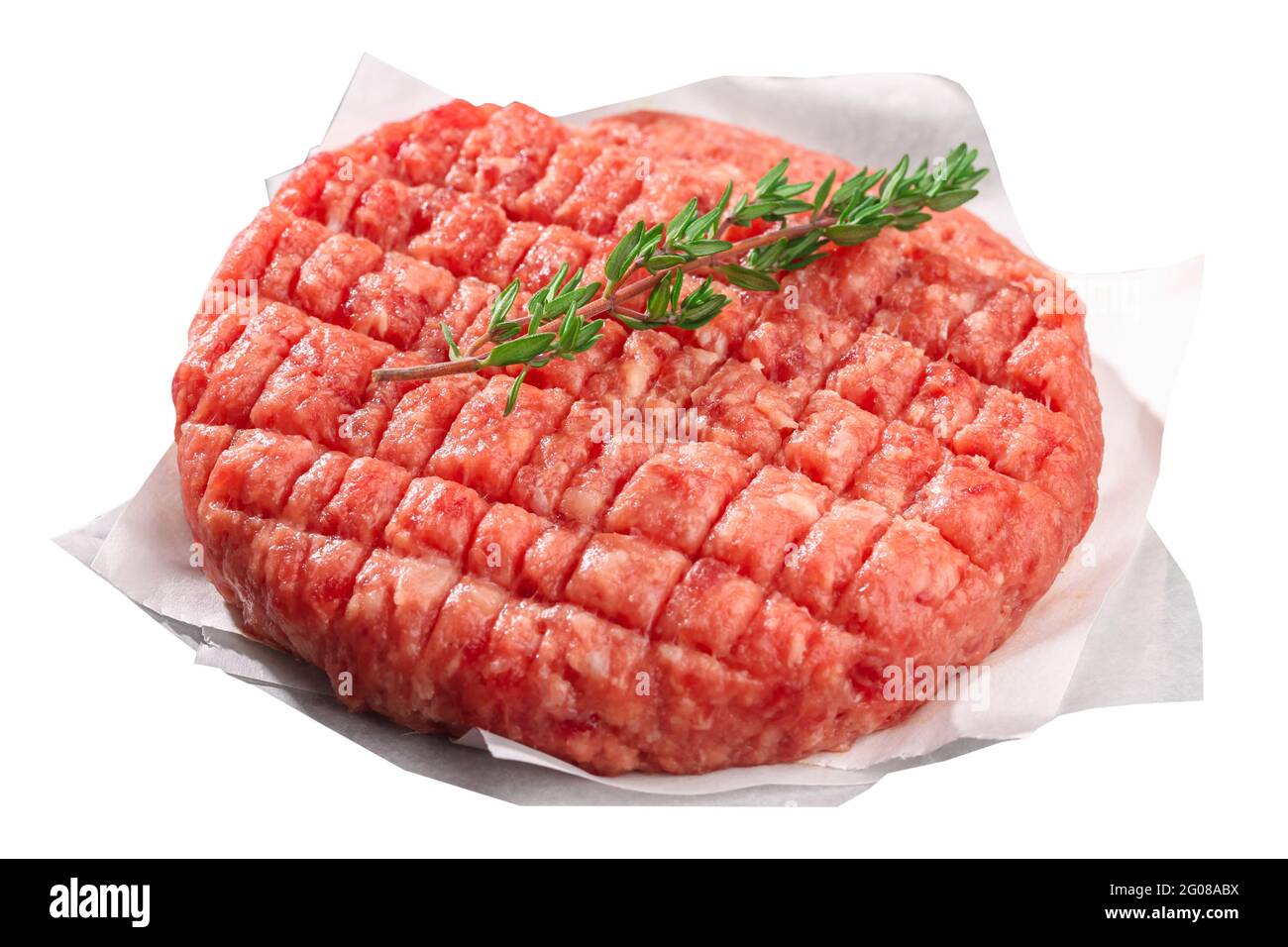 Rohe Hacksteaks für Burger auf weißem Hintergrund isoliert. Rohes Fleisch für Hamburger. Rinderschnitzel. Stockfoto