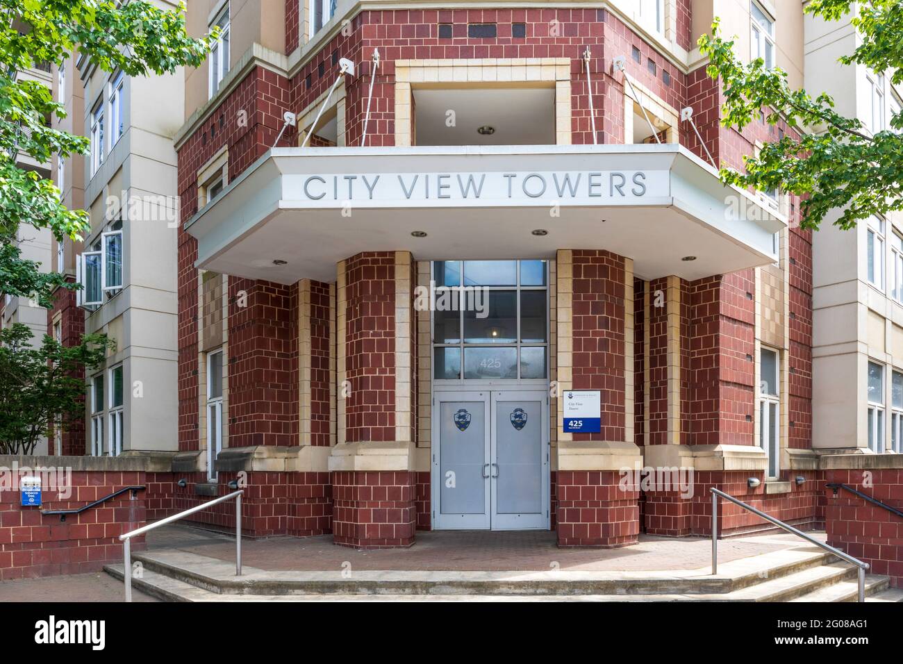 CHARLOTTE, NC, USA-30 MAY 2021: Nahaufnahme des Eingangs zu den City View Towers, Lage der Studentenwohnungen für die Johnson & Wales University. Stockfoto