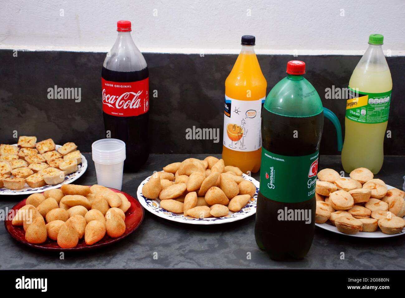 Minas Gerais, Brasilien - 30. Mai 2021: Partytisch mit herzhaften Snacks und alkoholfreien Getränken Stockfoto