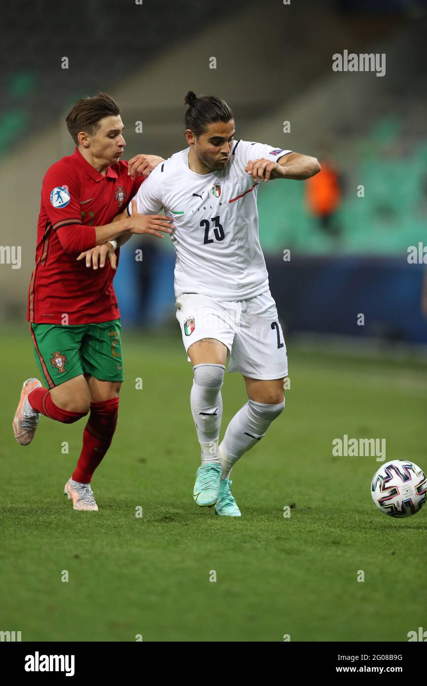 Ljubljana, Slowenien, 31. Mai 2021. Francisco Conceicao aus Portugal tünchelt mit Riccardo Sottil aus Italien während des Spiels der UEFA U21 Championships 2021 im Stadion Stoczicw, Ljubljana. Bildnachweis sollte lauten: Jonathan Moscrop / Sportimage Stockfoto