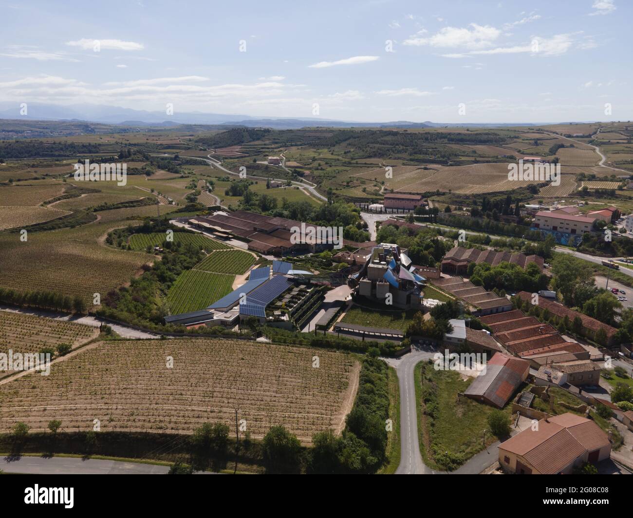 Elciego, Spanien - 16. Mai 2021: Luftaufnahme des Weinguts und Hotels von Marques de Riscal in Alava, Baskenland, entworfen vom berühmten Architekten Frank G. Stockfoto