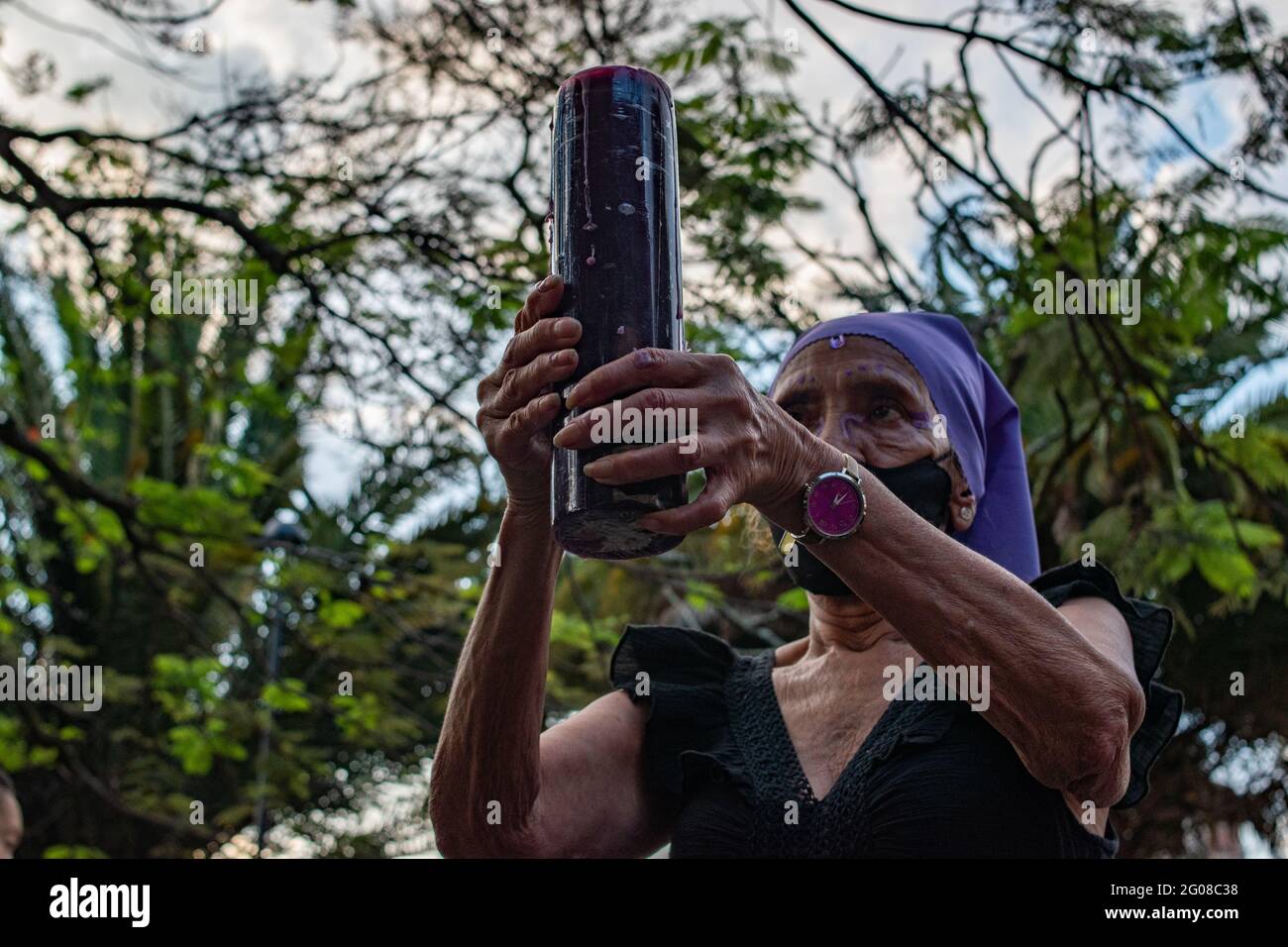 Medellin, Kolumbien. 31. Mai 2021 Gruppen von Feministinnen nehmen an einer Vigil für das Leben der Demonstranten während der regierungsfeindlichen Proteste Teil, die im ersten Monat der Proteste gegen die Regierung von Präsident Ivan Duque und die Brutalität der Polizei am 31. Mai 2021 in Medellin, Kolumbien, mindestens 70 Tote hinterlassen haben. Stockfoto