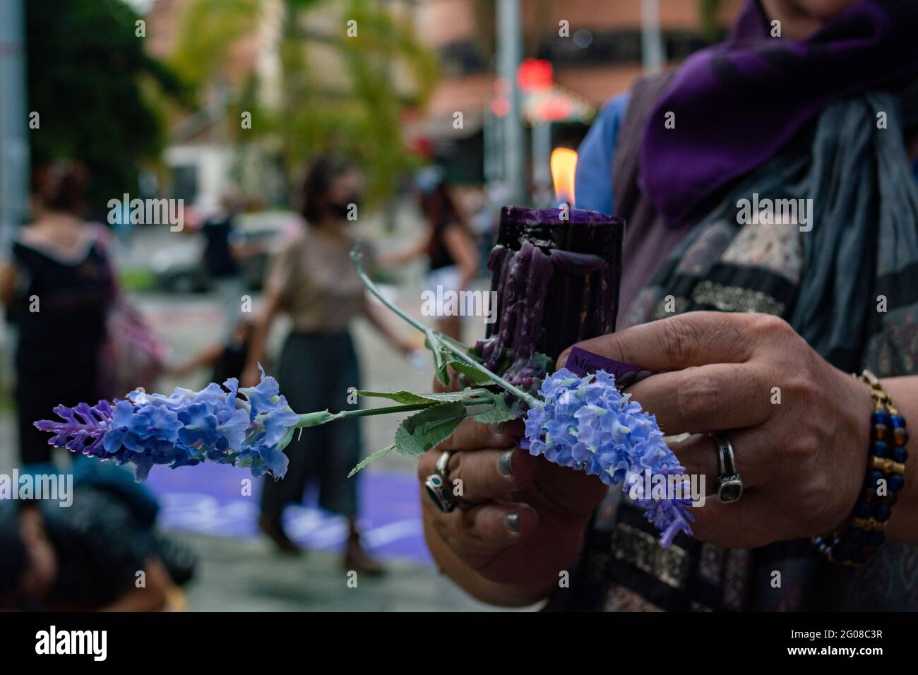 Medellin, Kolumbien. 31. Mai 2021 Gruppen von Feministinnen nehmen an einer Vigil für das Leben der Demonstranten während der regierungsfeindlichen Proteste Teil, die im ersten Monat der Proteste gegen die Regierung von Präsident Ivan Duque und die Brutalität der Polizei am 31. Mai 2021 in Medellin, Kolumbien, mindestens 70 Tote hinterlassen haben. Stockfoto