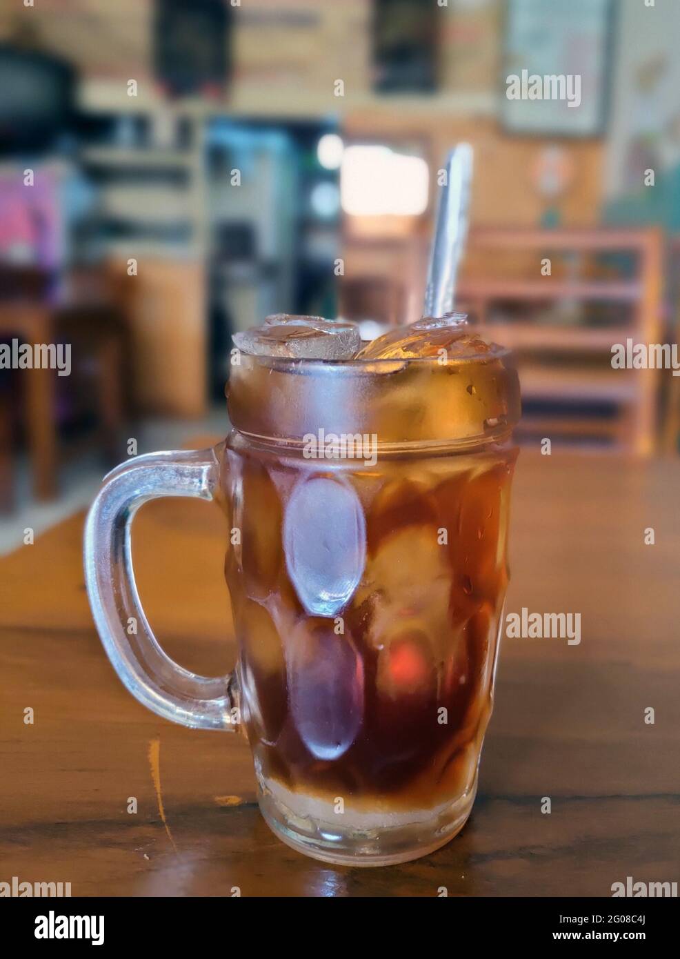 Ein Glas süßer Tee auf dem Tisch Stockfoto