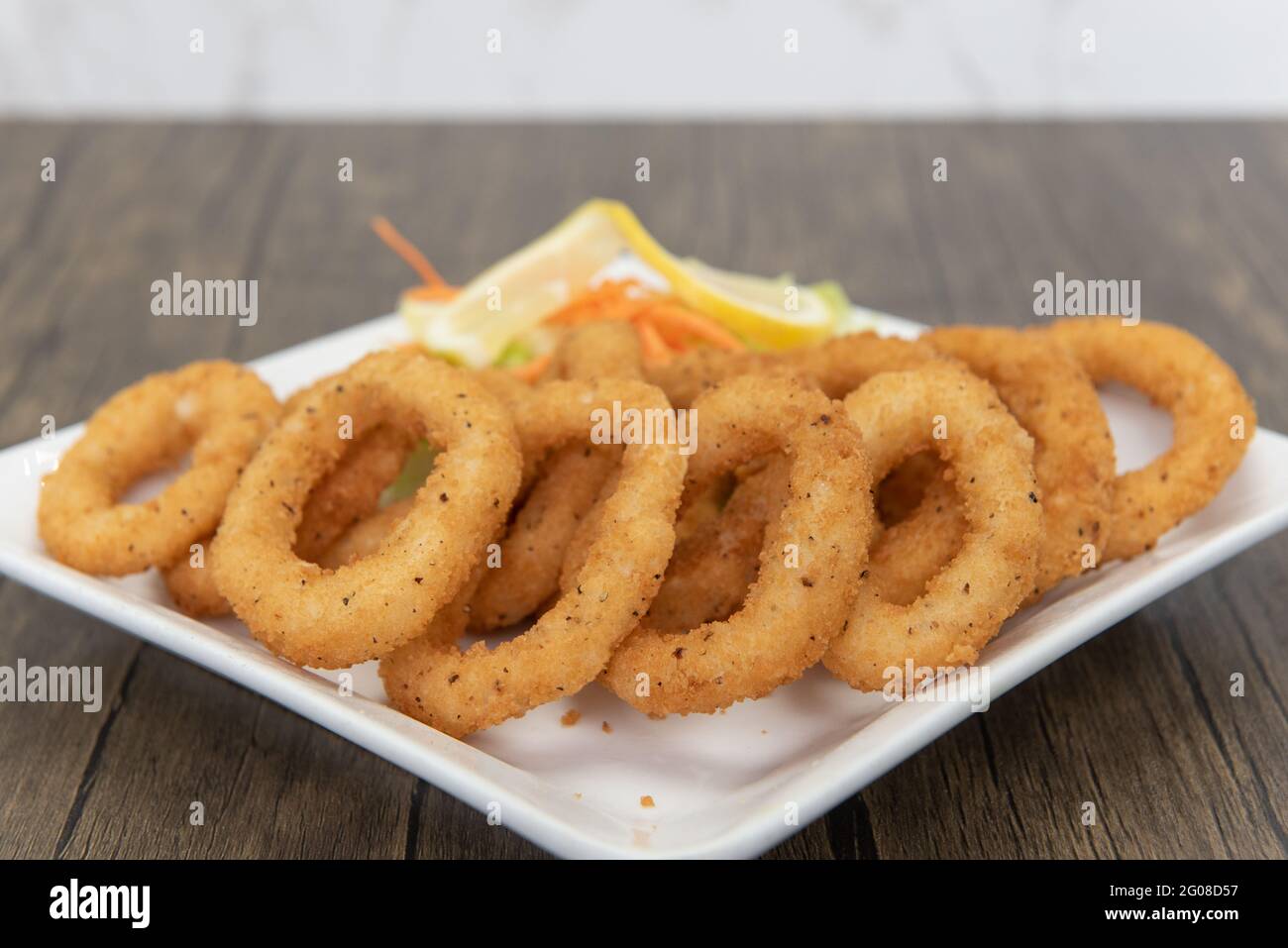 Frittierte Calamari-Ringe, die auf einem Teller als Vorspeise für Ihr Essen  angeordnet sind Stockfotografie - Alamy