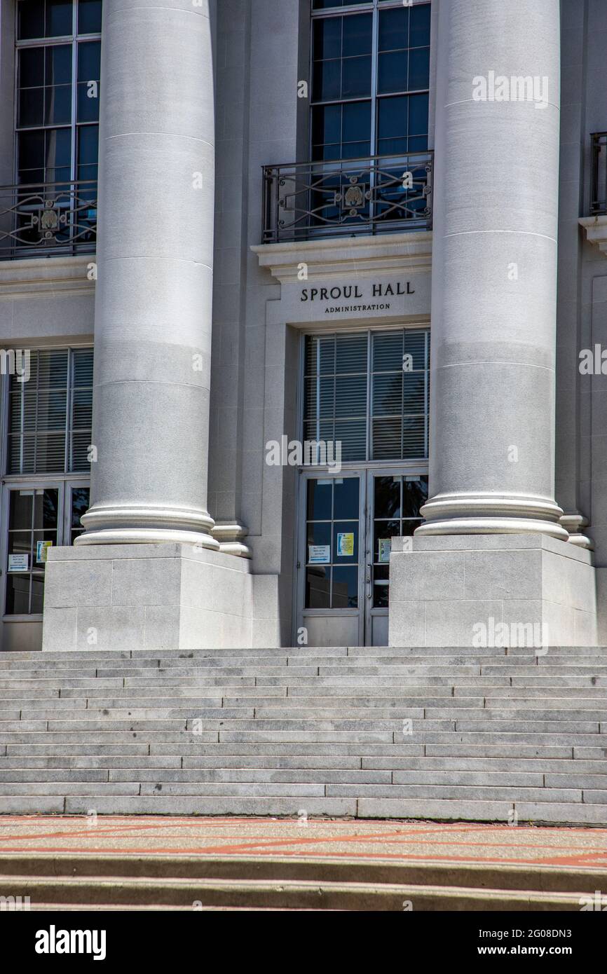 Sproul Hall auf dem Campus die University of California Berkeley beherbergt Verwaltungsbüros und ist berühmt dafür, das Zentrum der Campus-Proteste zu sein. Stockfoto