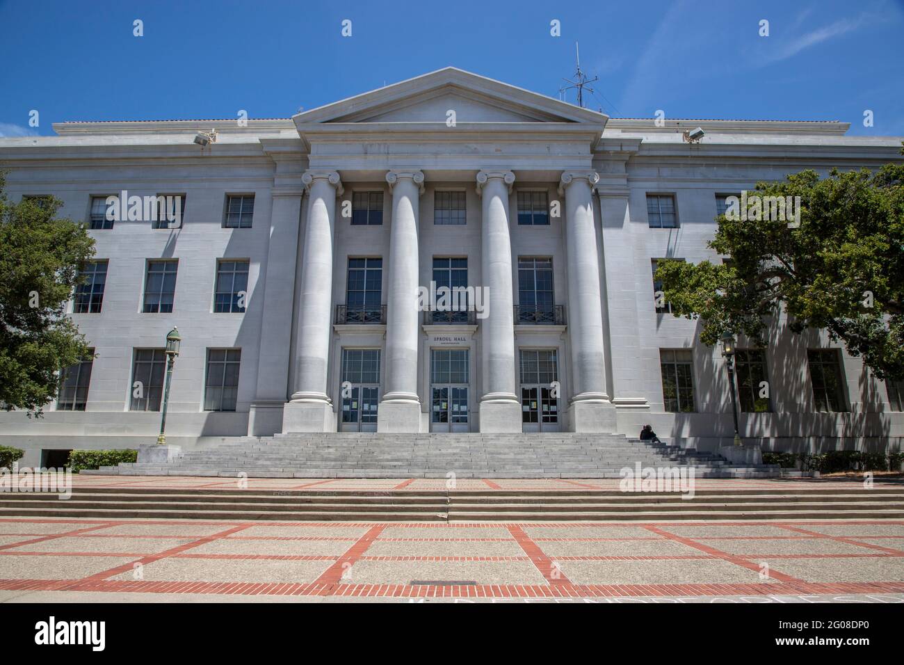 Sproul Hall auf dem Campus die University of California Berkeley beherbergt Verwaltungsbüros und ist berühmt dafür, das Zentrum der Campus-Proteste zu sein. Stockfoto