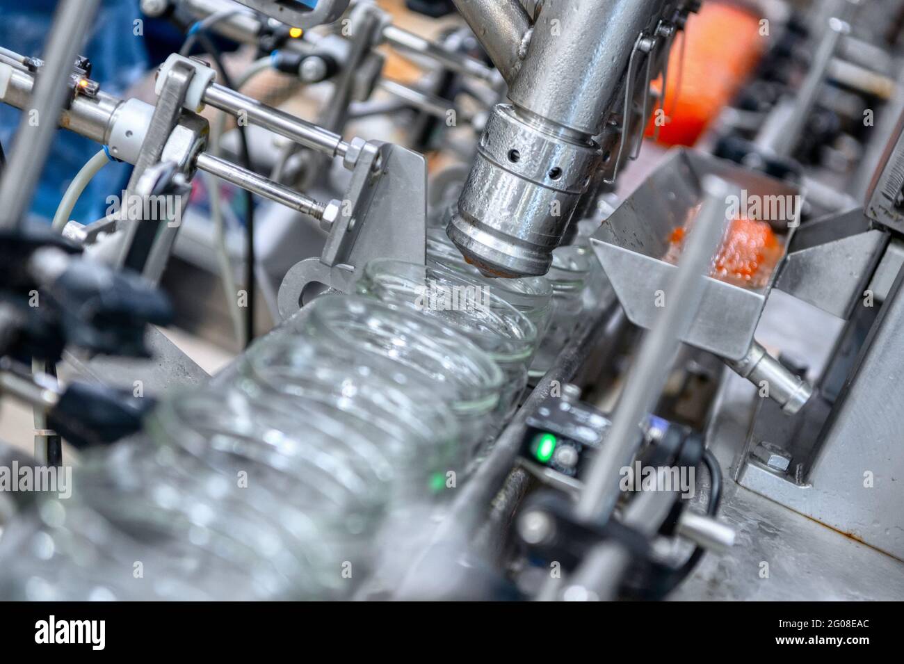 Maschine zum Befüllen von rotem Kaviar in Glasgefäße. Abfüllanlagen, Lebensmittelindustrie Stockfoto