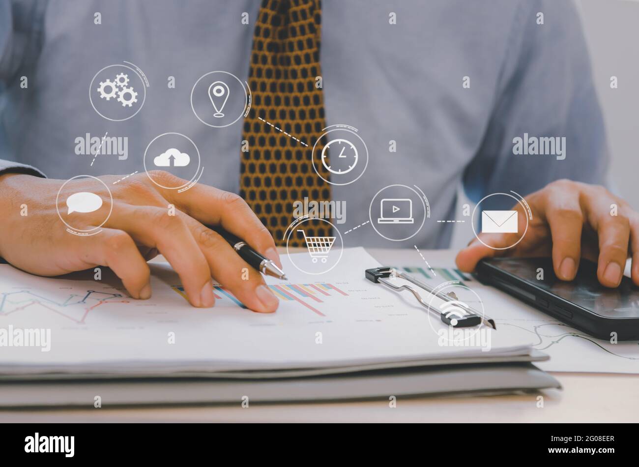 Geschäftsdokumentgraph und Papierkram auf desk.networking Verbindung auf virtuellem Bildschirm, Business-Technologie-Konzept Stockfoto