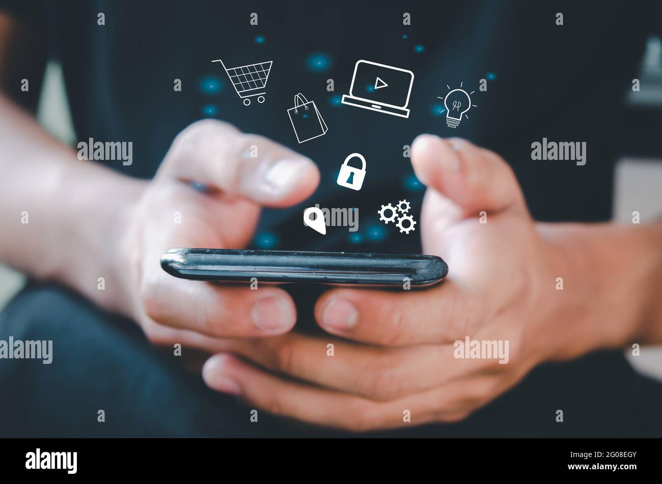 Mann berühren Smartphone-Business-Symbol, Marketing und Shopping sozialen Online-Netzwerk-Verbindung auf moderne virtuelle Schnittstelle. Stockfoto