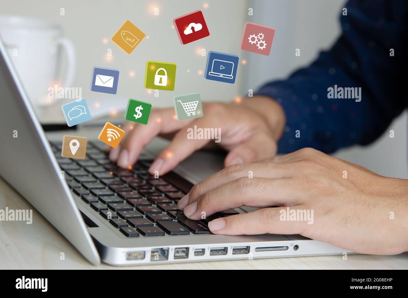 Mann mit Computer Laptop Zahlung Online-Shopping und Netzwerk-Verbindung Symbol auf Hologramm virtuellen Bildschirm.Digital Marketing Sales Ideas online. Stockfoto
