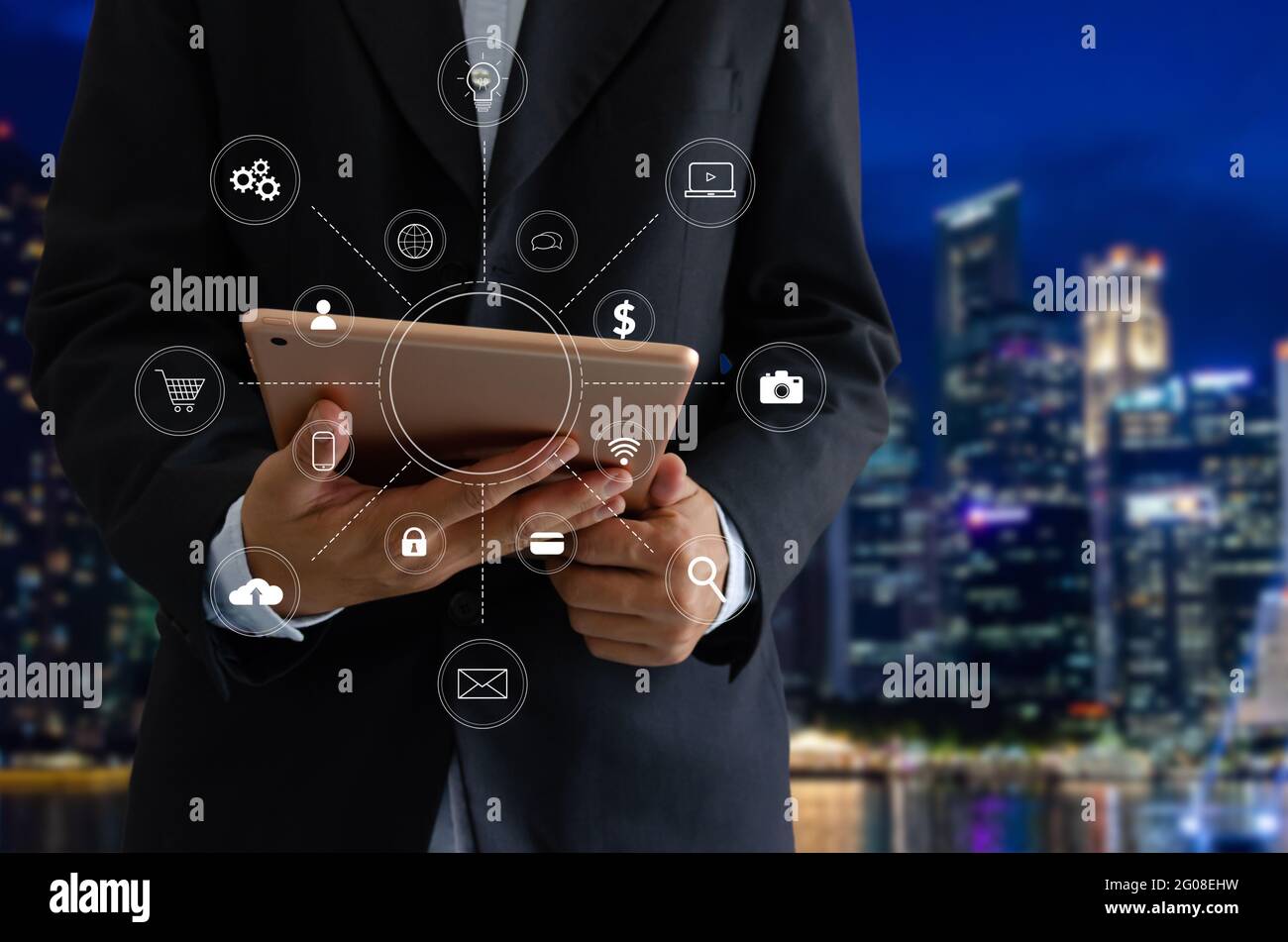 Geschäftsmann Hand arbeiten mit Tablet digitale Marketing-Grafik Business-Shopping Online-Konzept Medien in virtuellen Symbol im Büro Stockfoto