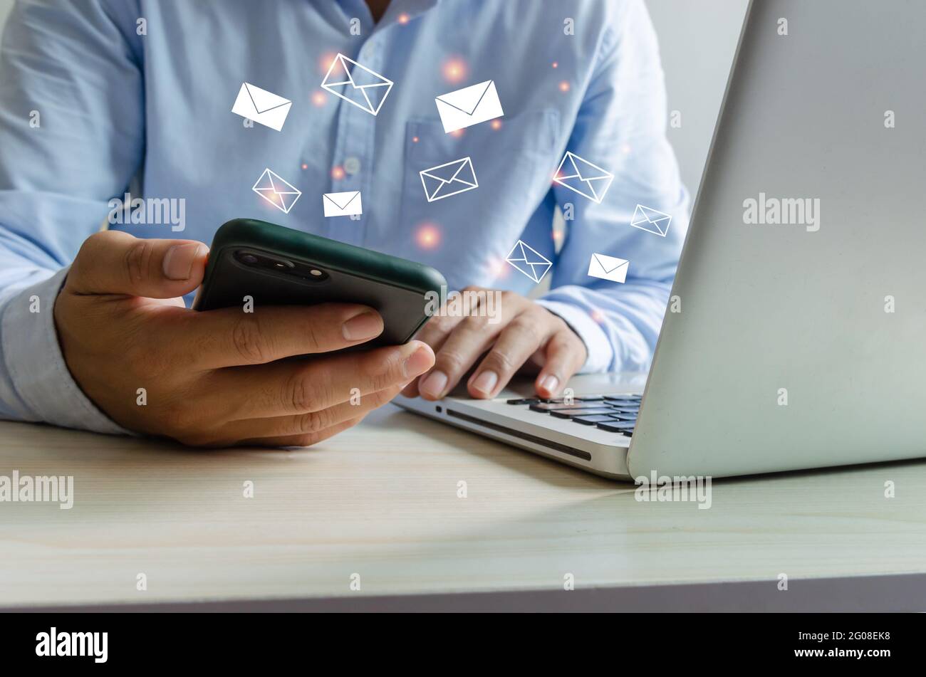 Nahaufnahme Mann hält ein Handy eine Symbol-E-Mail-Nachricht. Marketingunternehmen, die Informationen an Kunden senden oder Online-Transaktionen hacken. Unternehmen Stockfoto