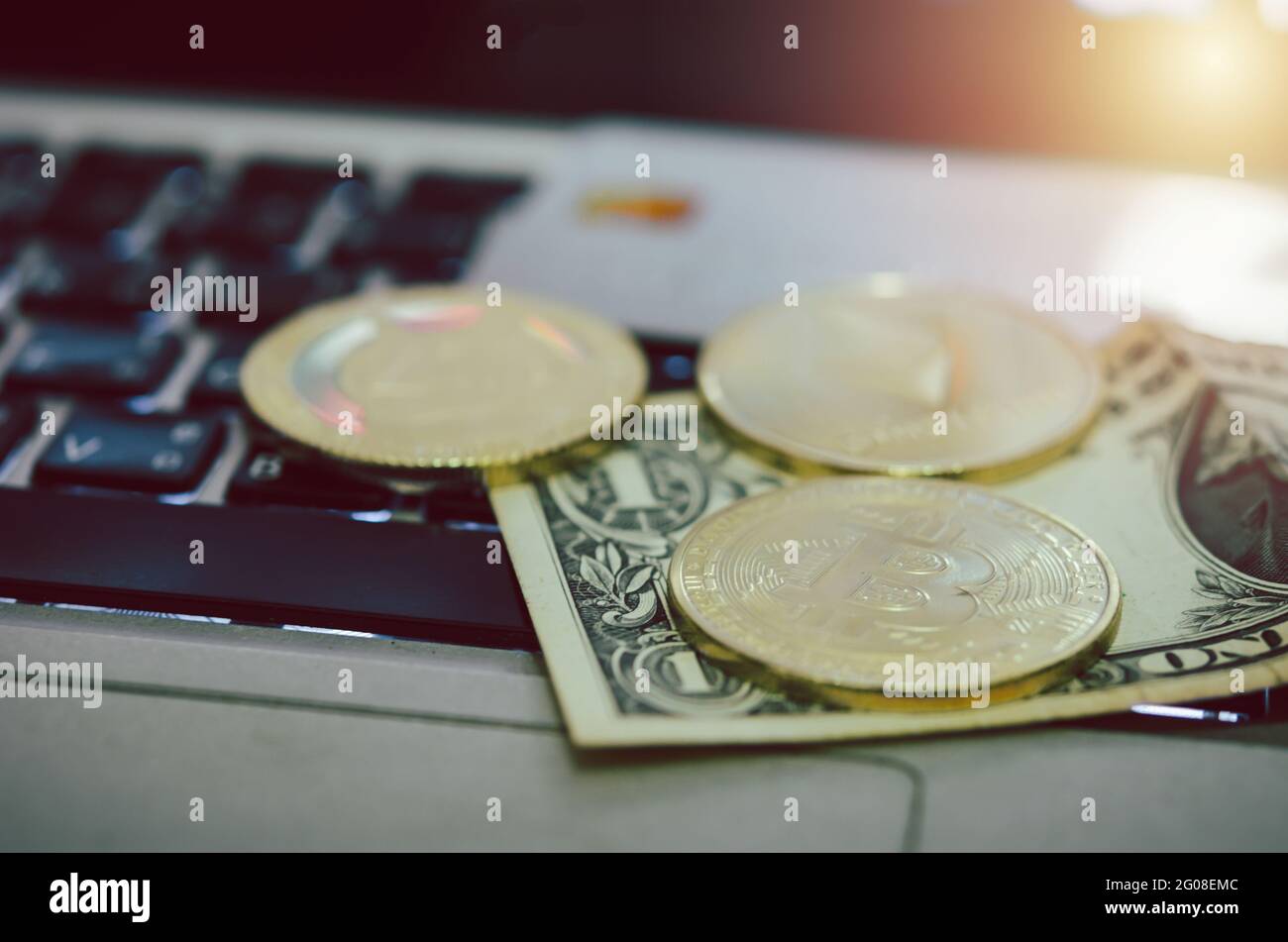 Krypto-Bitcoin und Dollar auf Computertastaturen. Finanzwesen in der modernen digitalen Welt Stockfoto
