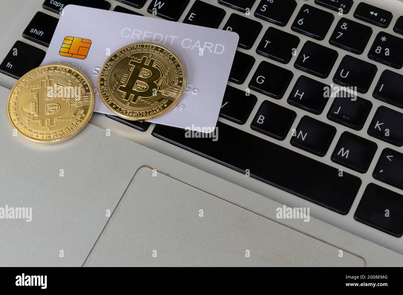 Krypto-Bitcoin und Kreditkarte auf Computertastaturen. Finanzwesen in der modernen digitalen Welt Stockfoto