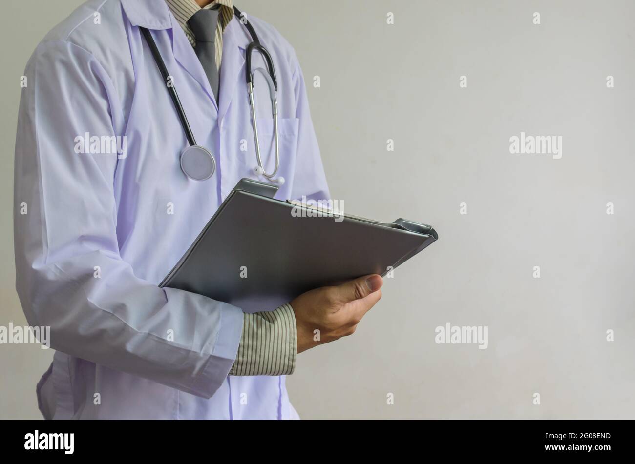 Arzt, der Patienten hält Medizinische Dokumente. Medizinische Tabelle Informationsdaten.Raum kopieren Hintergrund Stockfoto