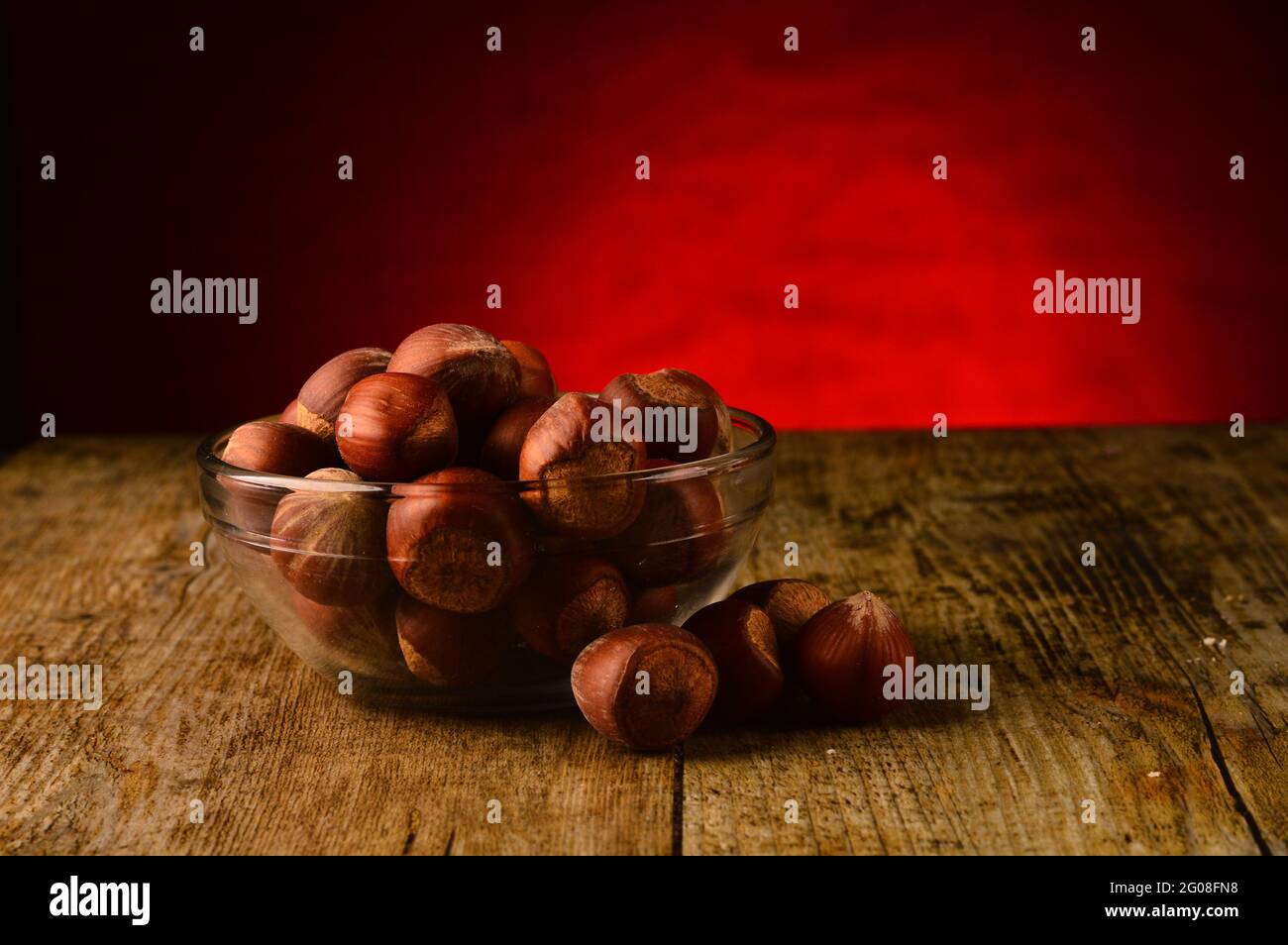 Mandelnüsse auf rotem Hintergrund Stockfoto