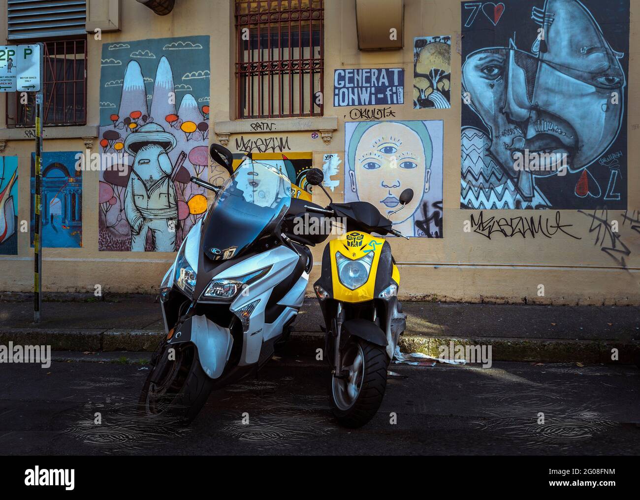 Fahrräder inmitten der Street Art Stockfoto