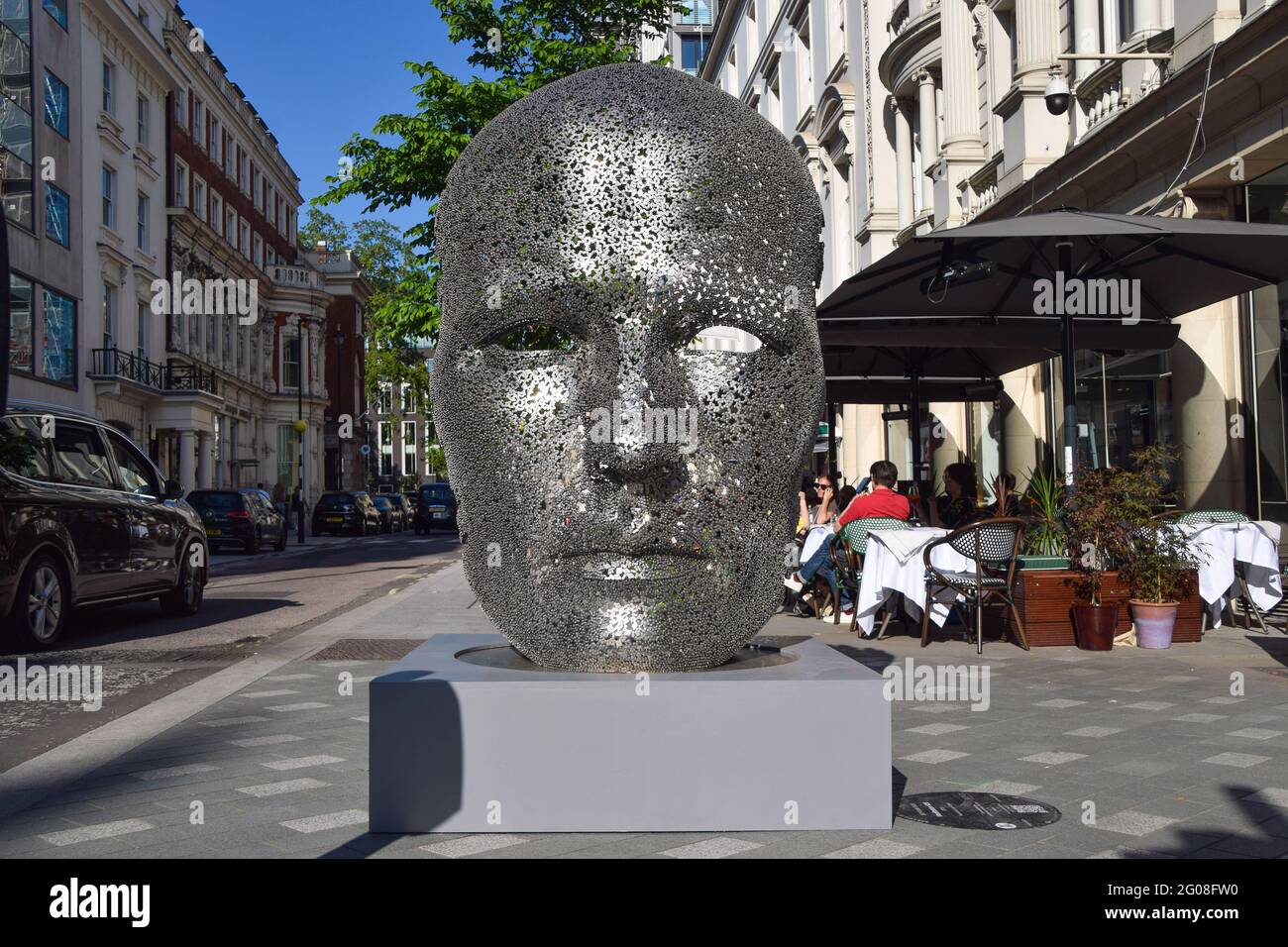 London, Großbritannien. Juni 2021. Die Skulptur 'Meditation 626' von Seo Young-Deok wurde in der Bond Street ausgestellt. Die Skulptur ist Teil des Mayfair Sculpture Trail 2021, einer Freiluftausstellung im Londoner Stadtteil Mayfair, in der neue Skulpturen sowie permanente öffentliche Kunstwerke in der Umgebung ausgestellt werden. Es findet vom 2. Bis 27. Juni 2021 statt. (Foto: Vuk Valcic/SOPA Images/Sipa USA) Quelle: SIPA USA/Alamy Live News Stockfoto