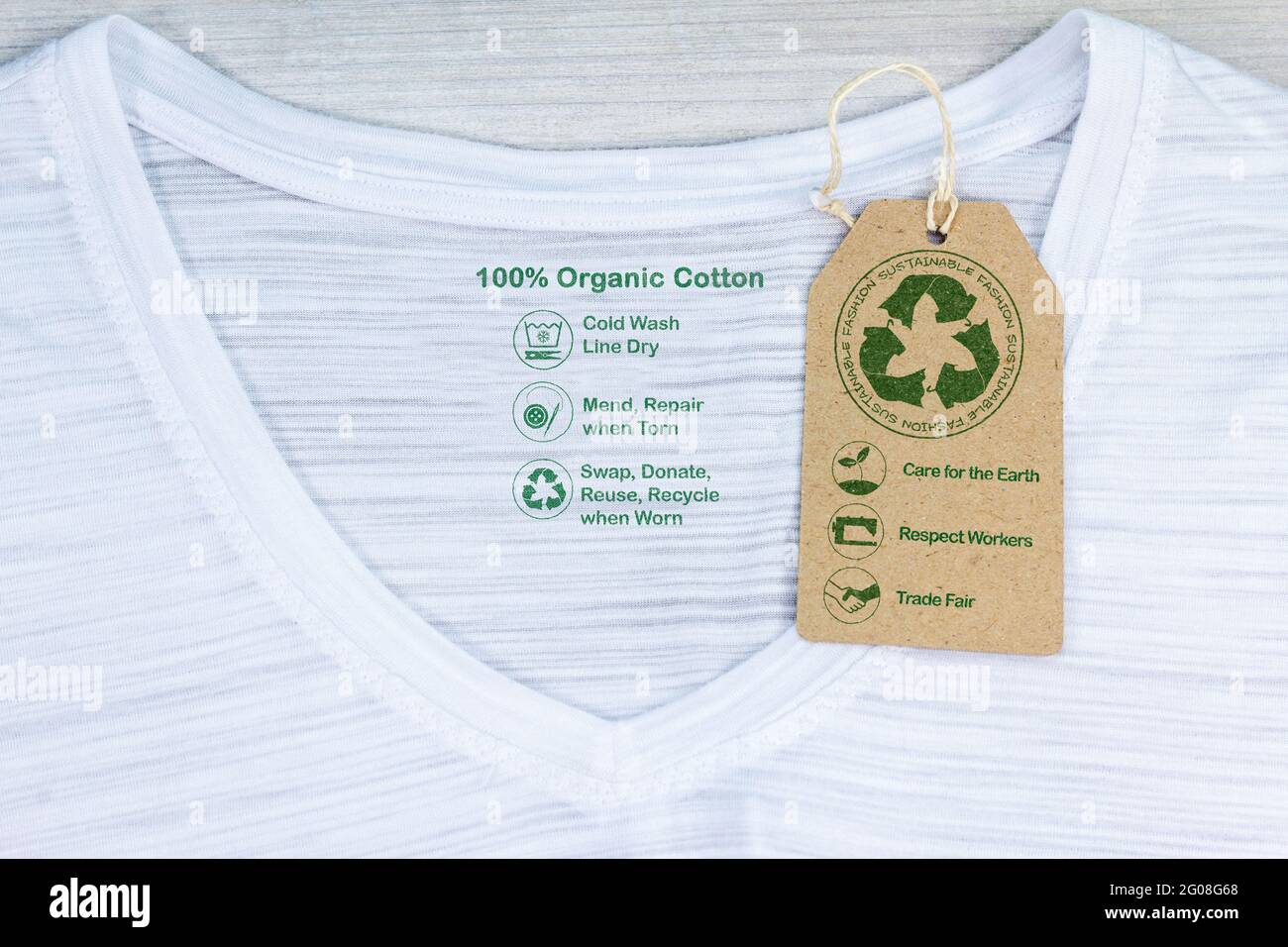 Bio-Baumwoll-T-Shirt mit nachhaltigem Fashion Care Label, Pflege für die Erde, Respekt Arbeiter, Messe, Mode waschen kalt, line trocken, Flimmend Stockfoto