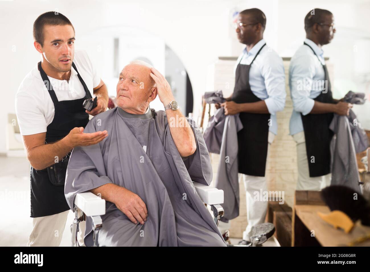 Gealterter Kunde unzufrieden mit dem Haarschnitt Stockfoto