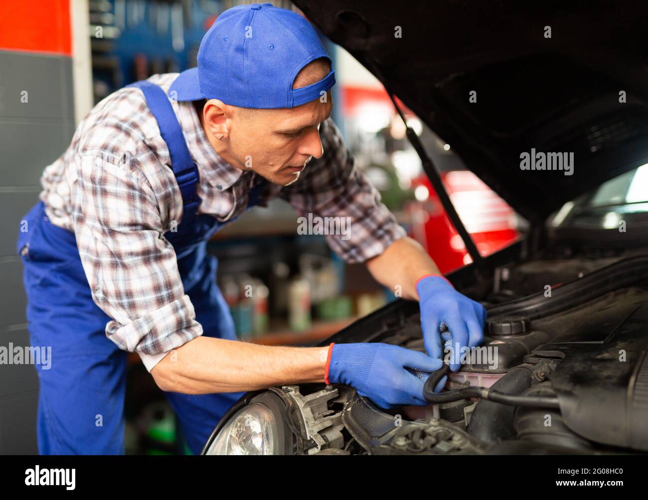 Mechaniker, der an der Tankstelle arbeitet Stockfoto