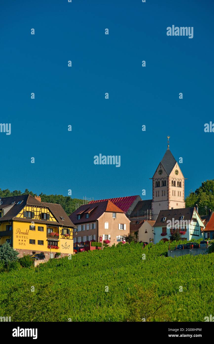 FRANKREICH, BAS-RHIN (67), KIRCHE UND DORF ITTERSWILLER Stockfoto