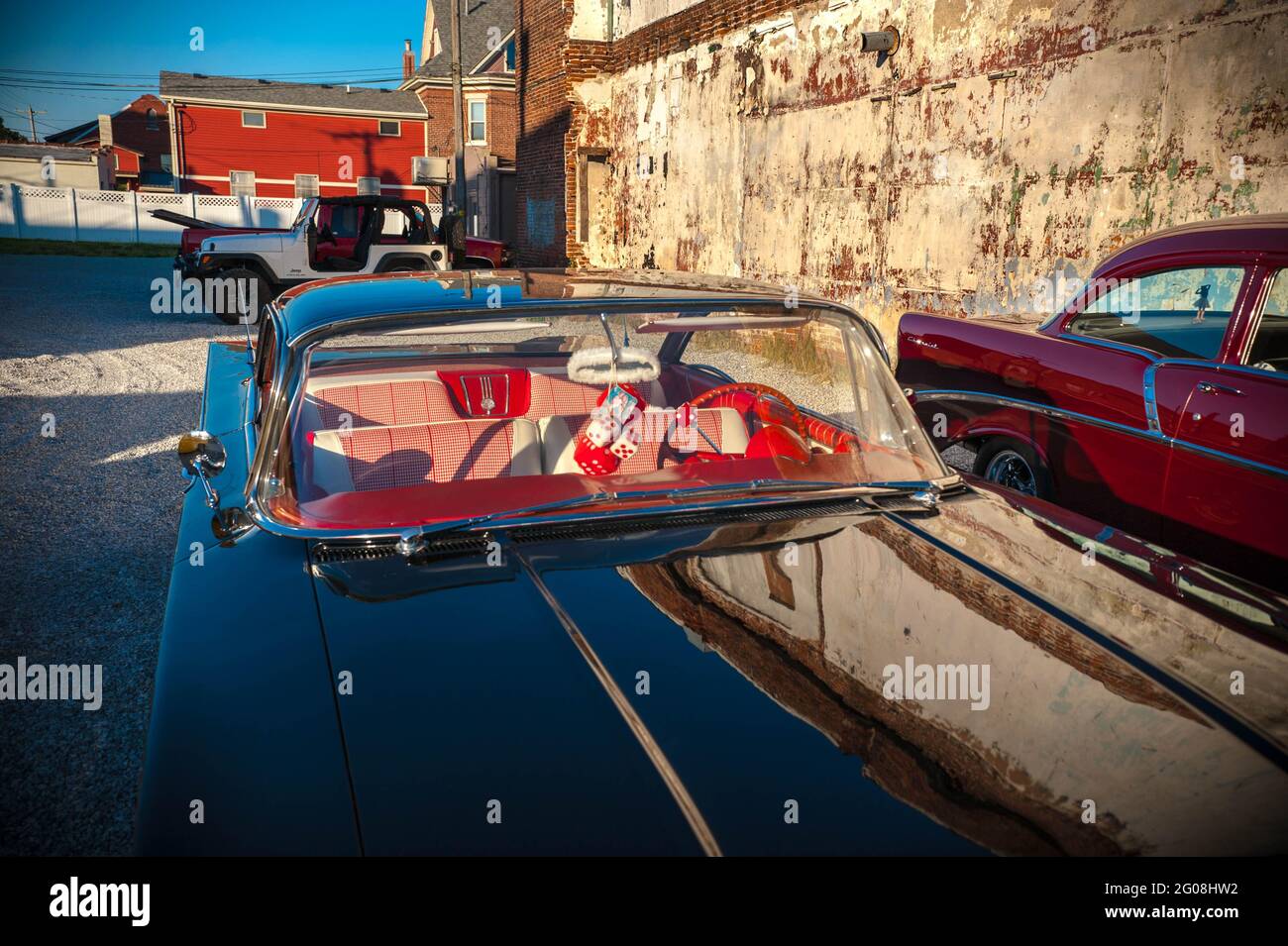 Klassische amerikanische Autos auf einem Parkplatz in Indiana, USA Stockfoto