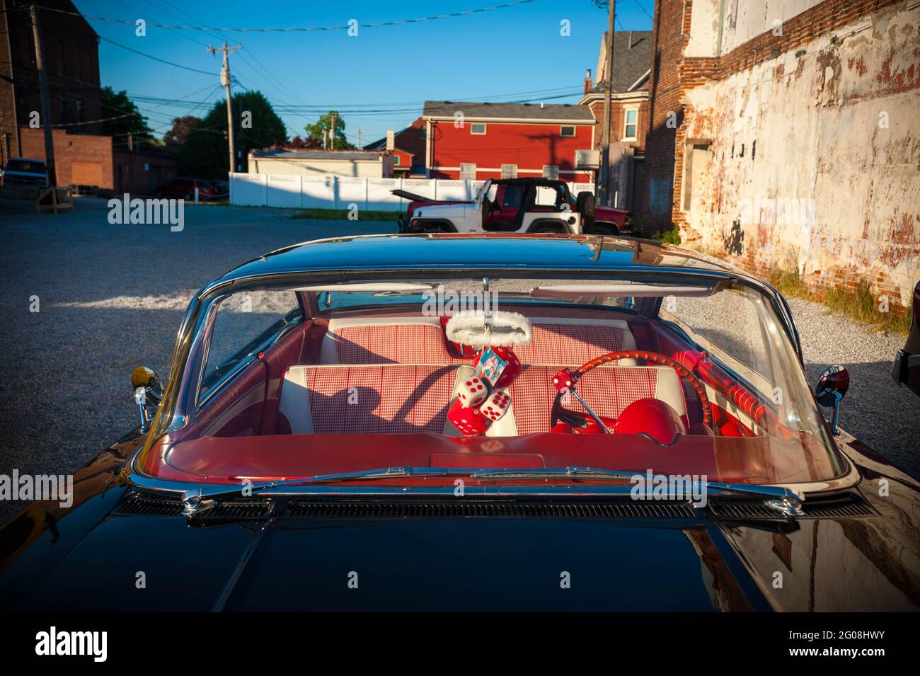 Klassische amerikanische Autos auf einem Parkplatz in Indiana, USA Stockfoto