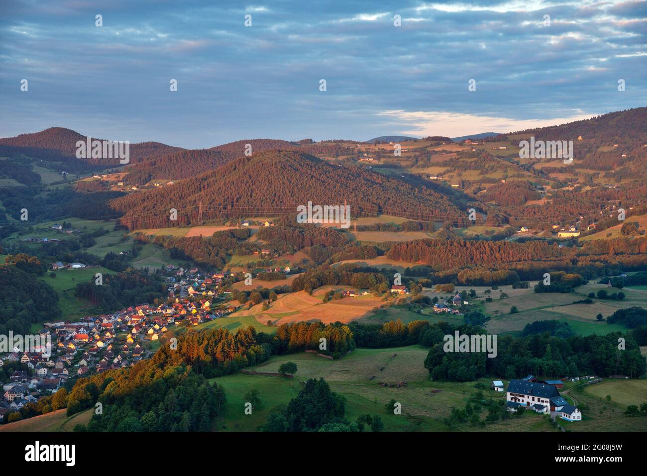 ORBEY ET LES VOSGES DEPUIS LE GRAND FAUDE, PARC NATUREL REGIONAL DES BALLONS DES VOSGES, HAUT-RHIN (68) FRANKREICH Stockfoto