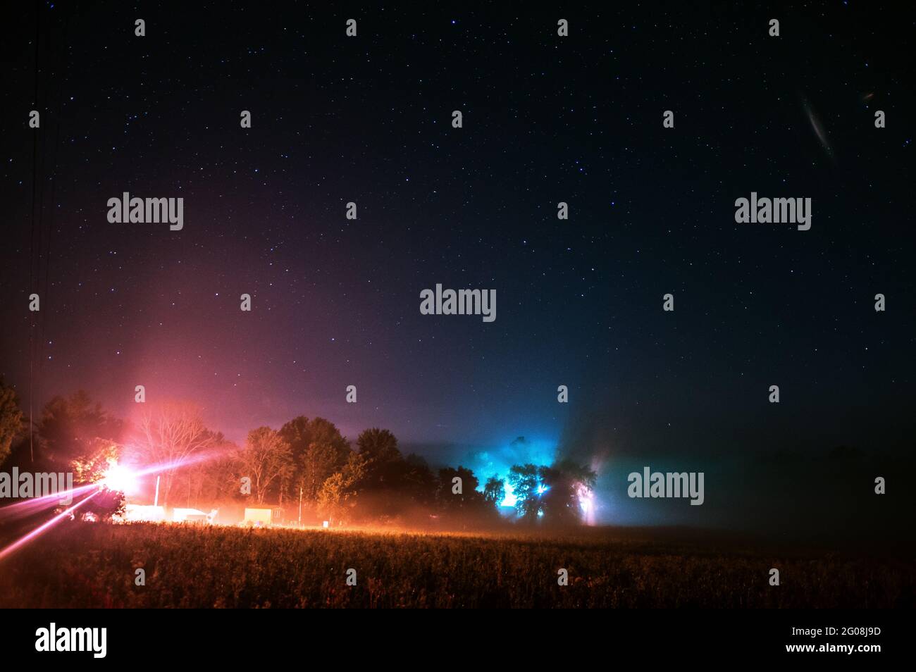 Lichtverschmutzung über einem Bauernfeld in der Nacht Stockfoto