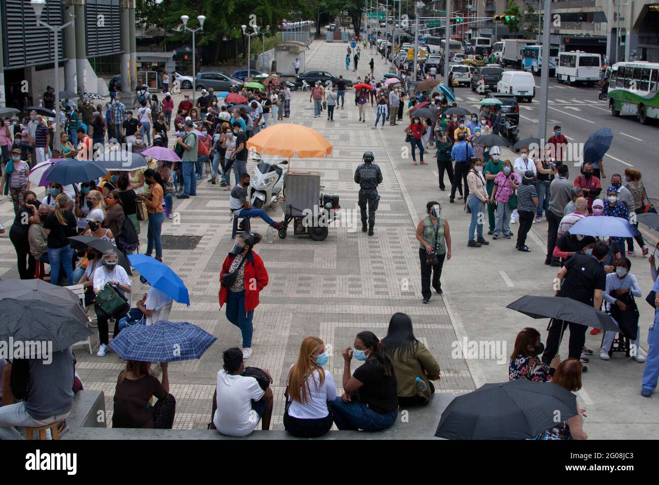 Personen kommen am 1. Juni 2021 in Caracas, Venezuela, im Hotel Alba in der Gemeinde Libertador an, um während des Massenimpfungsprogramms eine Covid-19-Dosis zu erhalten, um ältere Menschen und den Gesundheitssektor gegen Covid-19 zu impfen. Foto von Michael Mata/Eyepix/ABACAPRESS.COM Stockfoto