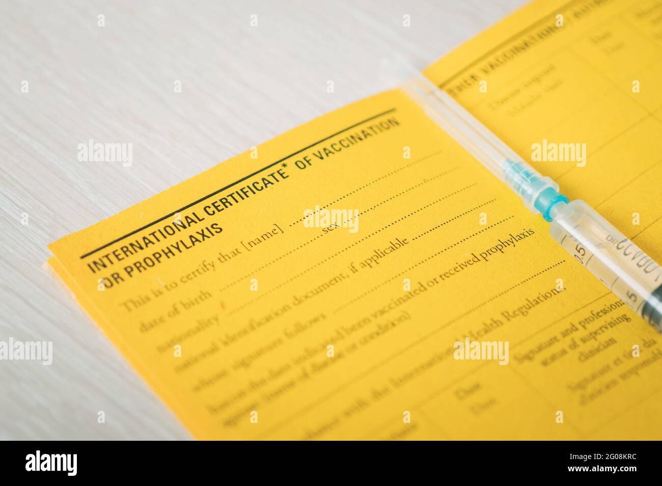 Internationale Bescheinigung über die Impfung ein Dokument für die Aufzeichnung der Impfstoffe gemacht. Das Dokument ist eine gelbe Farbe. Pass eines ausländischen Staatsbürgers und Stockfoto