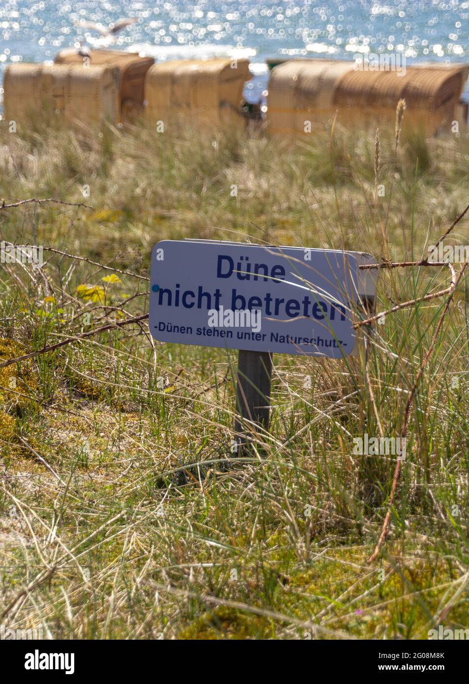 schild mit deutscher Aufschrift: 'Nicht in die Düne - Dünen stehen unter Naturschutz' Stockfoto