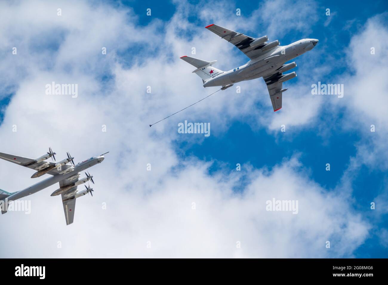 Moskau, Russland - 05. Mai 2021: Die Gruppe der strategischen Bomber der Langstreckenflieger TU-95ms und des fliegenden Tankers Il-78m fliegen über den Roten Platz Stockfoto