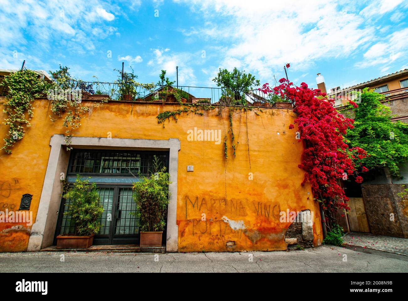 Typisches Restaurant in gemütlichen alten Straßen in Trastevere im Mai 2021, Rom, Italien. Trastevere Viertel von Rom, am Westufer des Tibers, archite Stockfoto
