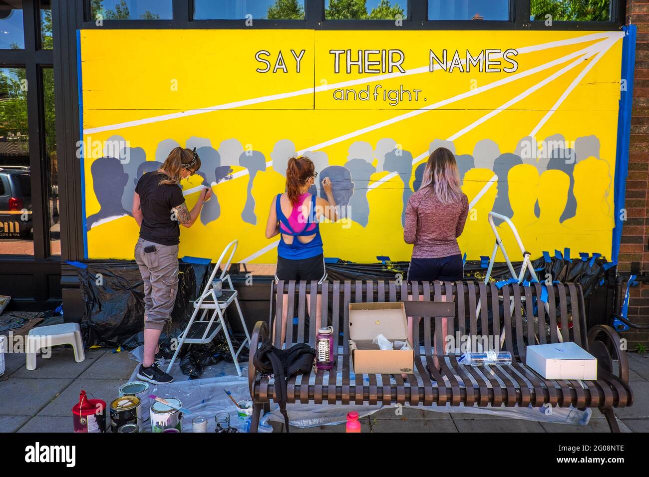 Frauen malen ein Wandbild während der Proteste von George Floyd, St. Paul, Minnesota, USA Stockfoto