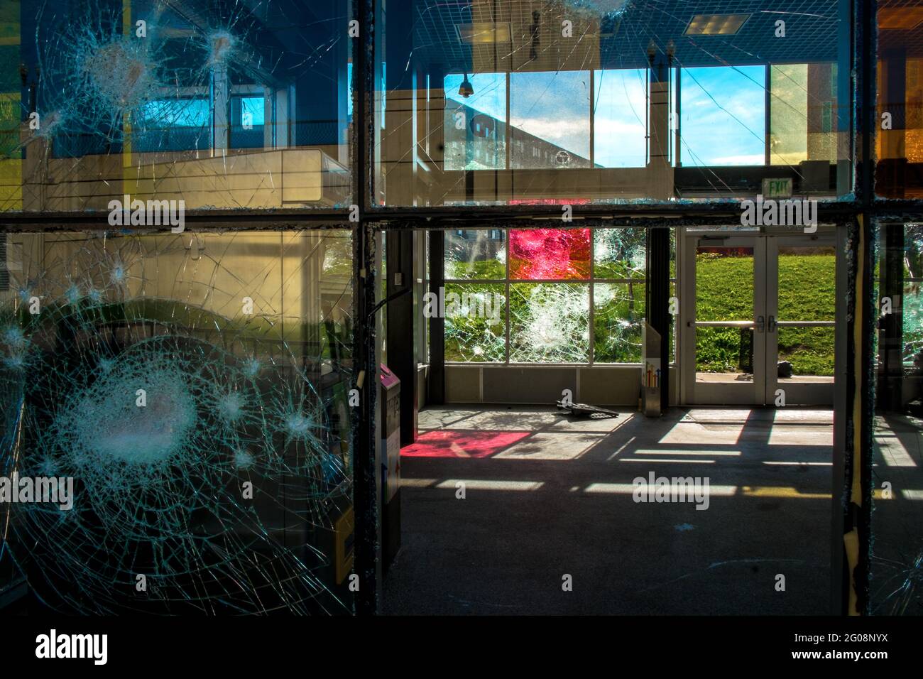 Zerstörte Stadtbahnstation auf der Lake Street, Minneapolis, Minnesota, während der Proteste von George Floyd Stockfoto
