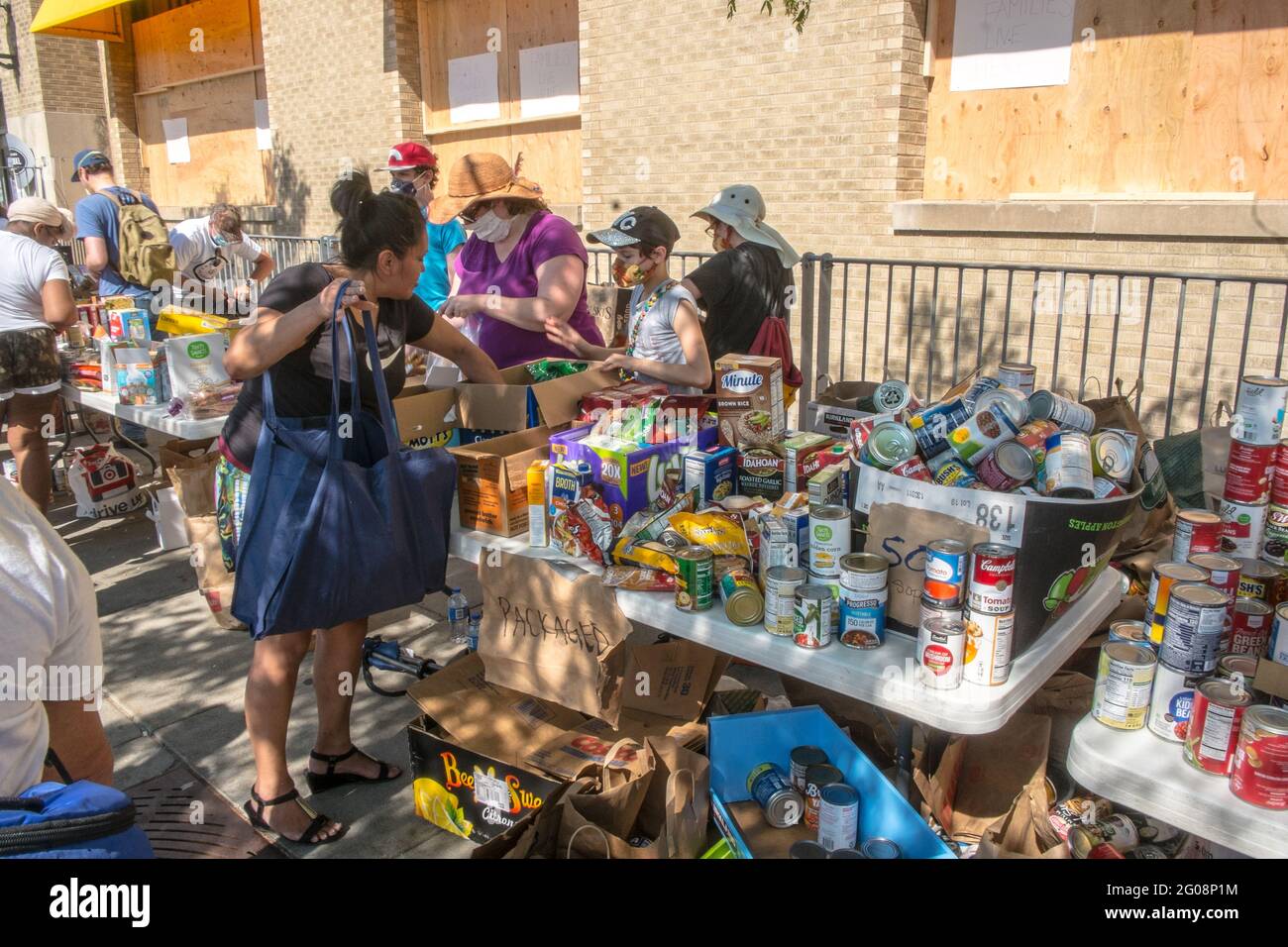 Öffentliche Outdoor-Food-Bank außerhalb des Midtown Global Market während der George Floyd-Proteste, Minneapolis, Minnesota, USA Stockfoto